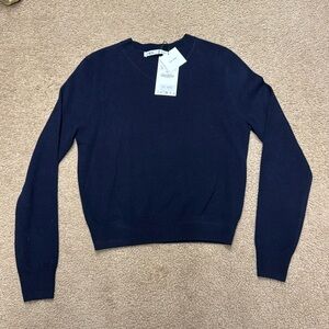 Zara women v-neck 100% wool sweater. Medium. NWT!